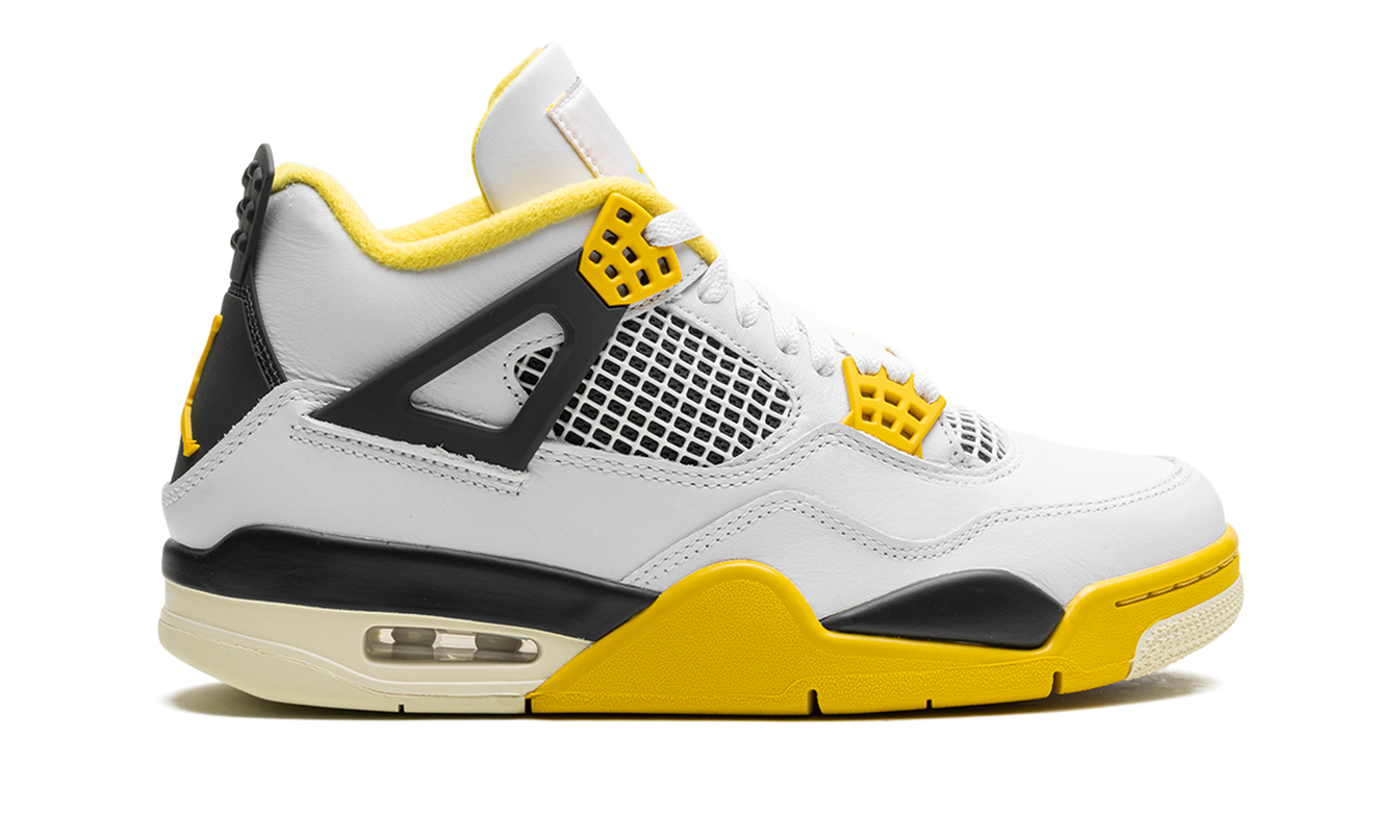 Witte en gele Air Jordan 4 WMNS sneakers met Vivid Sulfur accenten, zichtbaar met details en veters.