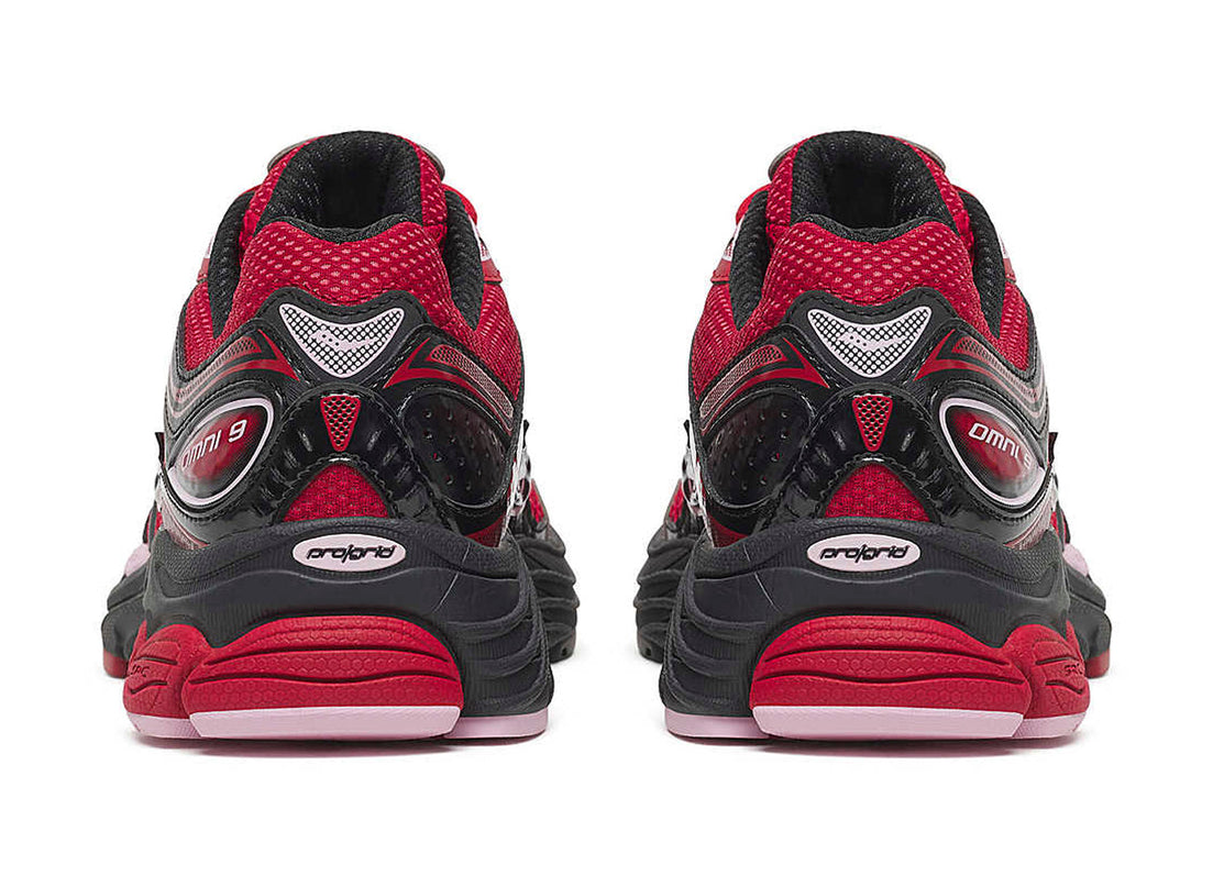 Roze en zwarte Saucony ProGrid Omni 9 sneakers voor dames, CAPE EXCLUSIVES, op een witte ondergrond.