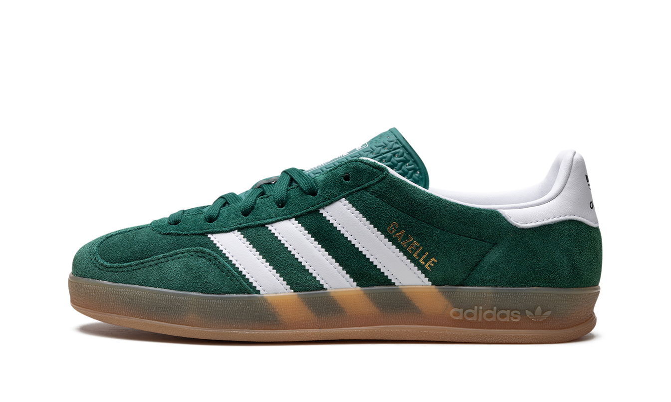 Adidas Gazelle indoor schoenen in Collegiate Green, damesmodel met groene suède bovenkant en witte zool.