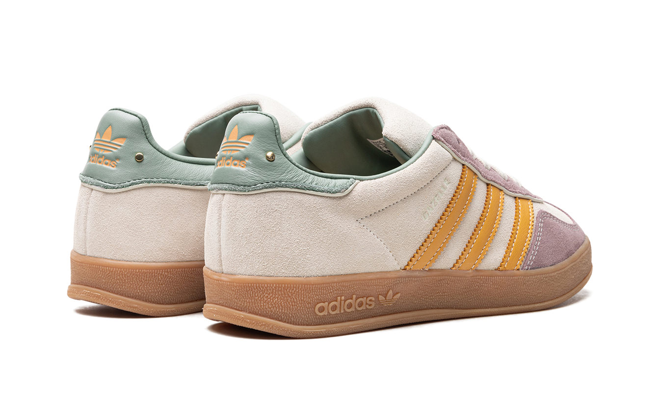 Preloved gele Adidas Gazelle indoor schoenen voor dames met witte details en suède afwerking.