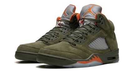 Lichte groene Air Jordan 5 OG sneakers van Mijn winkel met zwart en witte details, zichtbaar van de zijkant op een witte achtergrond.