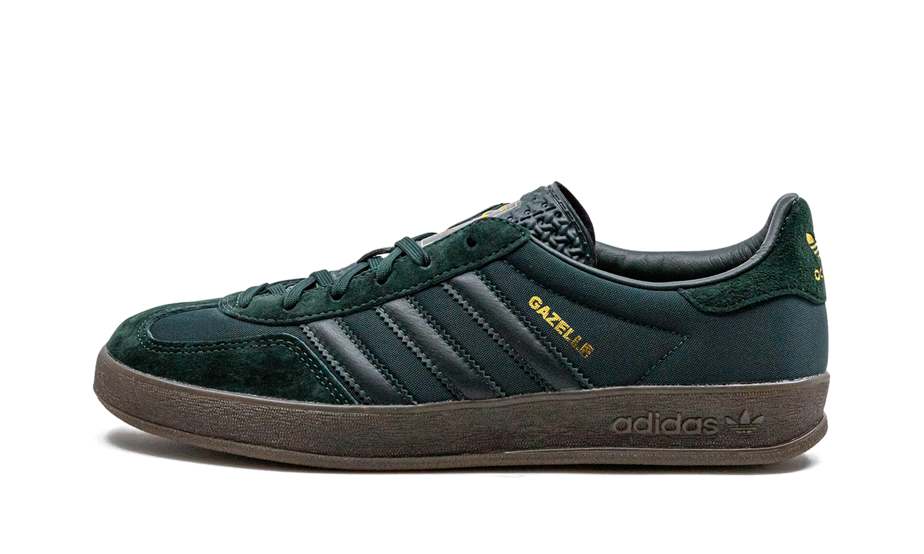 Zwarte Adidas Gazelle Indoor schoenen voor heren, zachte zool en ademend materiaal, geschikt voor binnenactiviteiten.