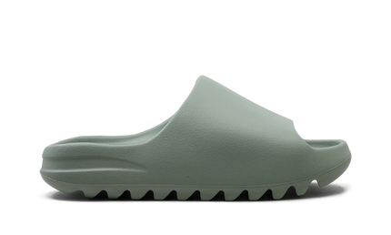 Witte Yeezy Slide "Salt" slippers met schuimrubber zijkanten en voetbed, geschikt voor casual draagstijl.
