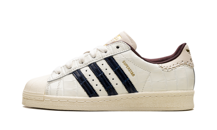 Witte krokodillenleren Superstar schoenen van Wales Bonner, casual schoenen voor dames en heren, close-up van de schoenen.