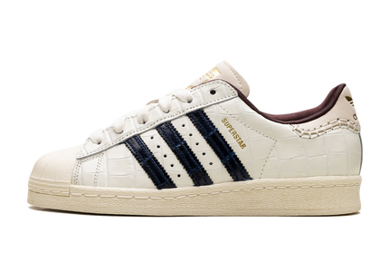 Witte krokodillenleren Superstar schoenen van Wales Bonner, casual schoenen voor dames en heren, close-up van de schoenen.