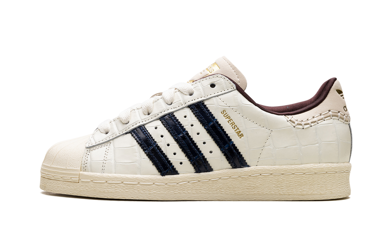 Witte krokodillenleren Superstar schoenen van Wales Bonner, casual schoenen voor dames en heren, close-up van de schoenen.
