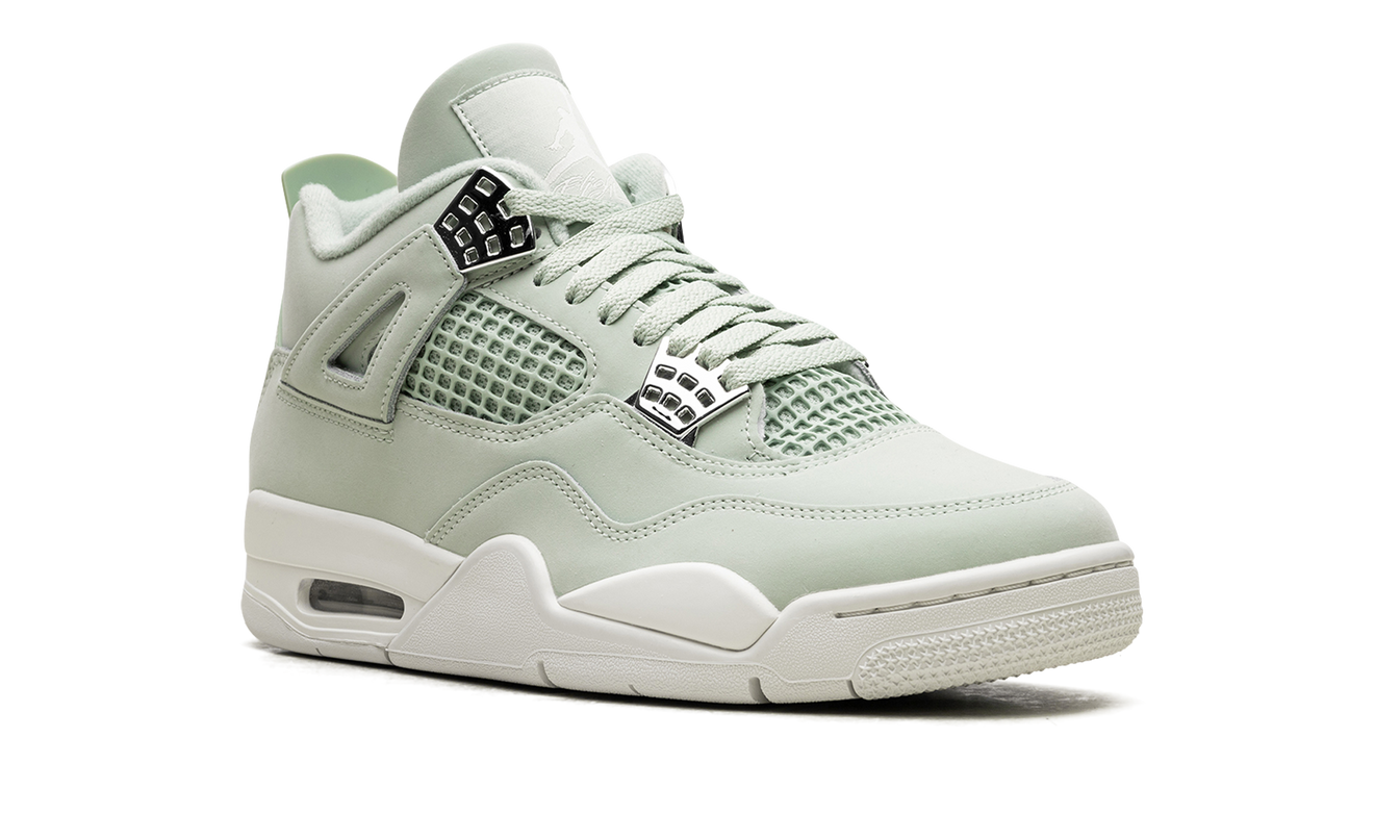 Witte Air Jordan 4 WMNS schoenen met kleurrijke details en branding, getoond op een witte achtergrond.