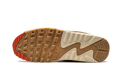 Nike Air Max 90 dames sneakers met ivoorkleurige snakeskin details en Swoosh, zwart rubberzool en ademende stof.