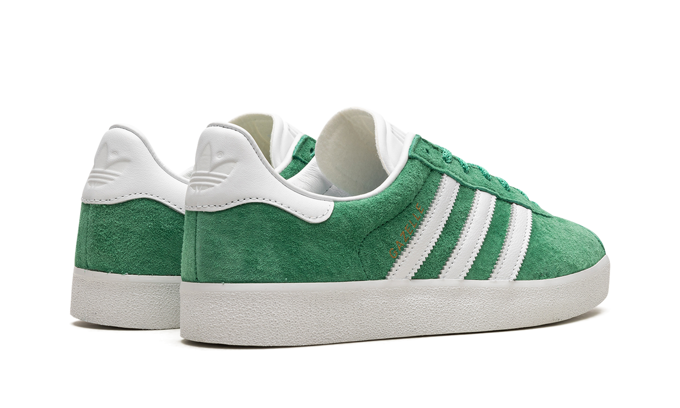Adidas Gazelle 85 schoenen in Court Green met witte details en leren bovenwerk, geschikt voor casual en sportieve stijlen.