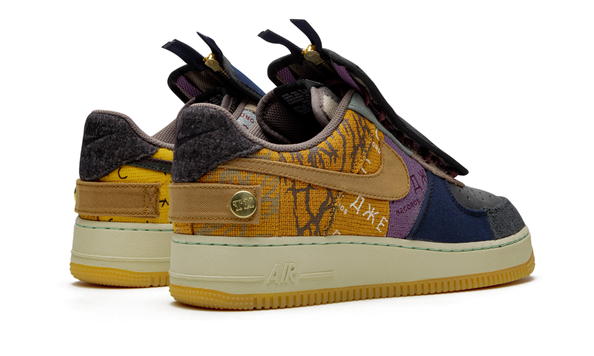 Nike Air Force 1 Low schoenen met Travis Scott Cactus Jack branding en zwarte leren details, zichtbaar in de afbeelding
