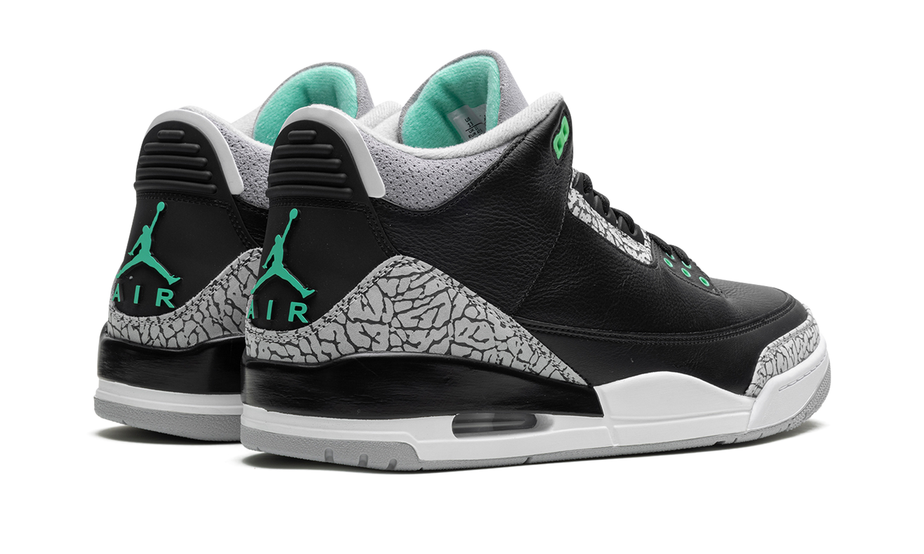 Groene glow Air Jordan 3 Retro schoenen met witte en grijze details, zichtbare zool en iconisch ontwerp.