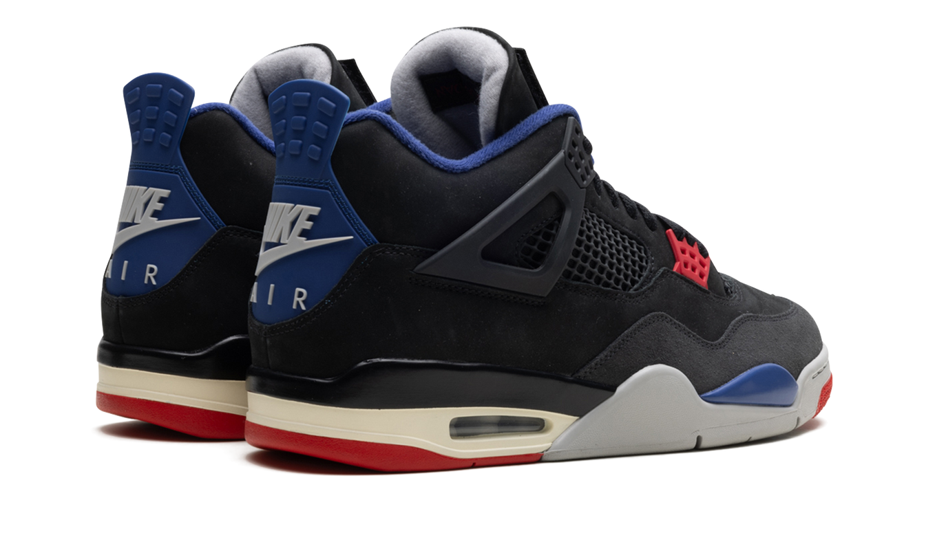 Zwarte Air Jordan 4 sneakers met witte details en het "Rare Air" logo, zichtbaar in een close-up foto.