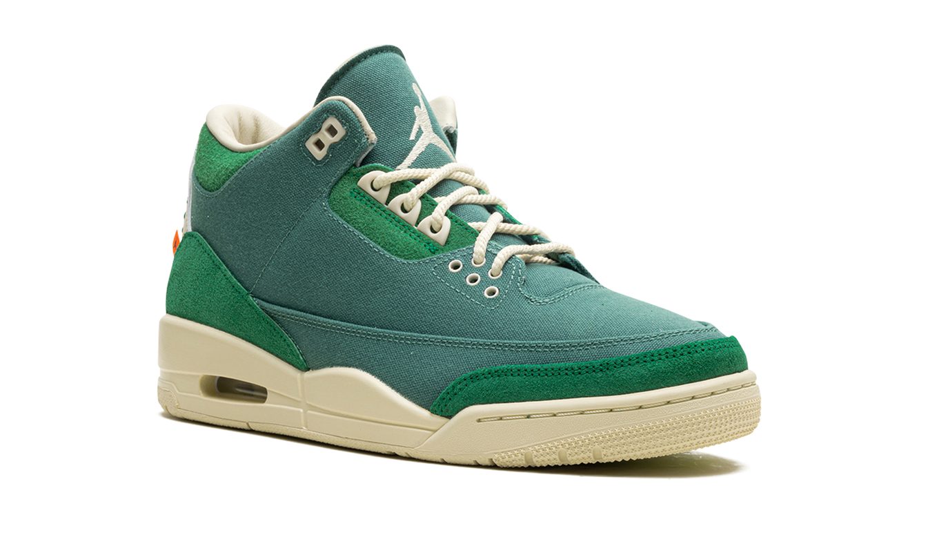Witte Air Jordan 3 WMNS schoenen met kleurrijke ontwerpen en logo, ontworpen door Nina Chanel Abney, voor dames.
