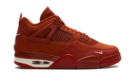 Air Jordan 4 OG schoenen in zwart en oranje met brick-achtige details en Nike logo, ontworpen door Nigel Sylvester.