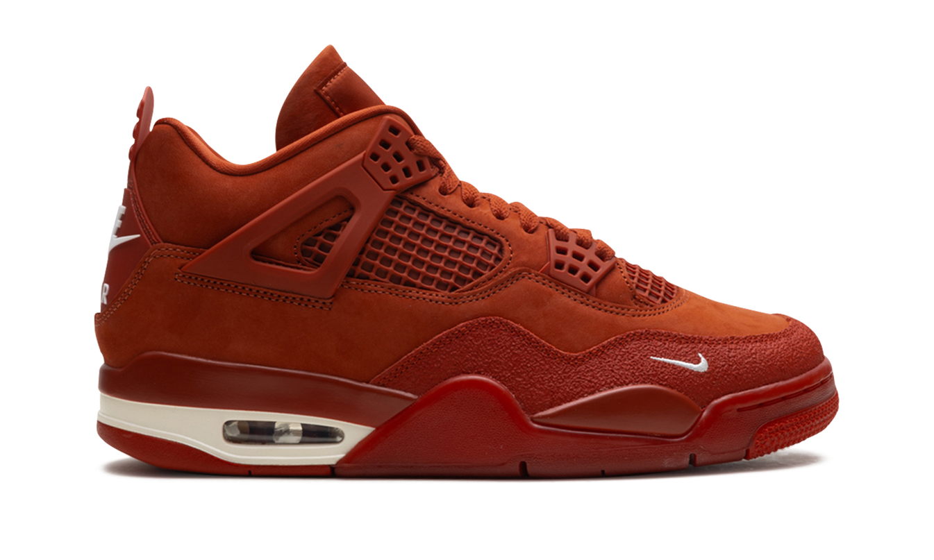 Air Jordan 4 OG schoenen in zwart en oranje met brick-achtige details en Nike logo, ontworpen door Nigel Sylvester.