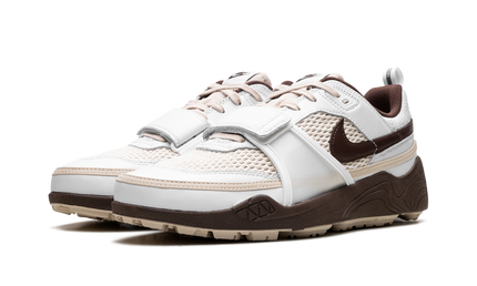 Lichtbruine Nike Zoom Field Jaxx schoenen met Travis Scott design, zichtbaar met details en textuur in close-up.