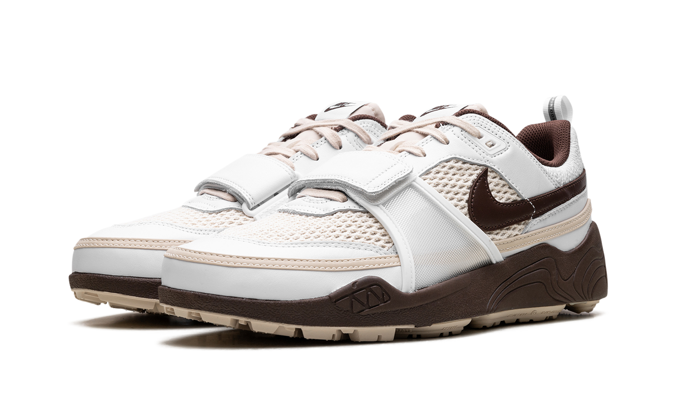 Lichtbruine Nike Zoom Field Jaxx schoenen met Travis Scott design, zichtbaar met details en textuur in close-up.