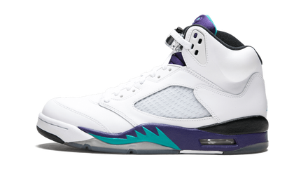 Lichte paar Air Jordan 5 Retro "Grape" schoenen met paarse en witte details en het Jordan logo op de zijkant.