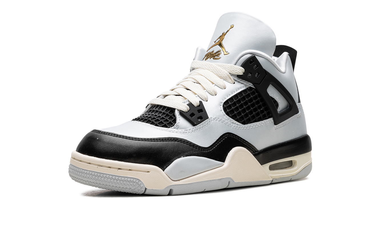 Lichte Air Jordan 4 GS sneakers in Pure Platinum kleur met witte en zilveren details, zichtbaar vanaf de zijkant.