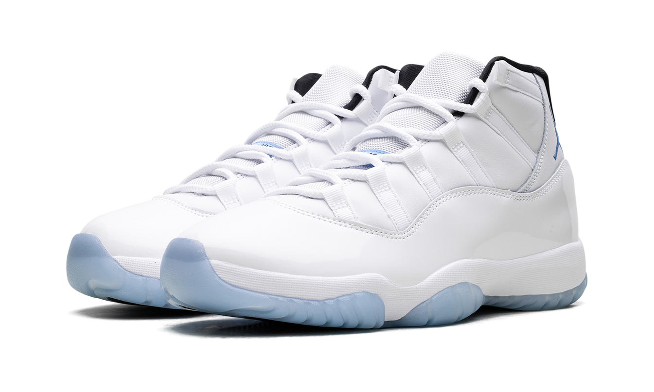 Witte en blauwe Air Jordan 11 Retro sneakers met glanzende details en comfortabele zool, ontworpen door Mijn winkel.