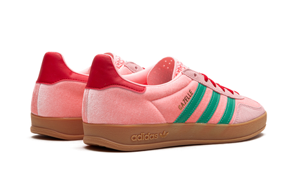 Sportieve Adidas Gazelle Indoor dames schoenen in roze velours met witte details, geschikt voor binnensporten en casual gebruik