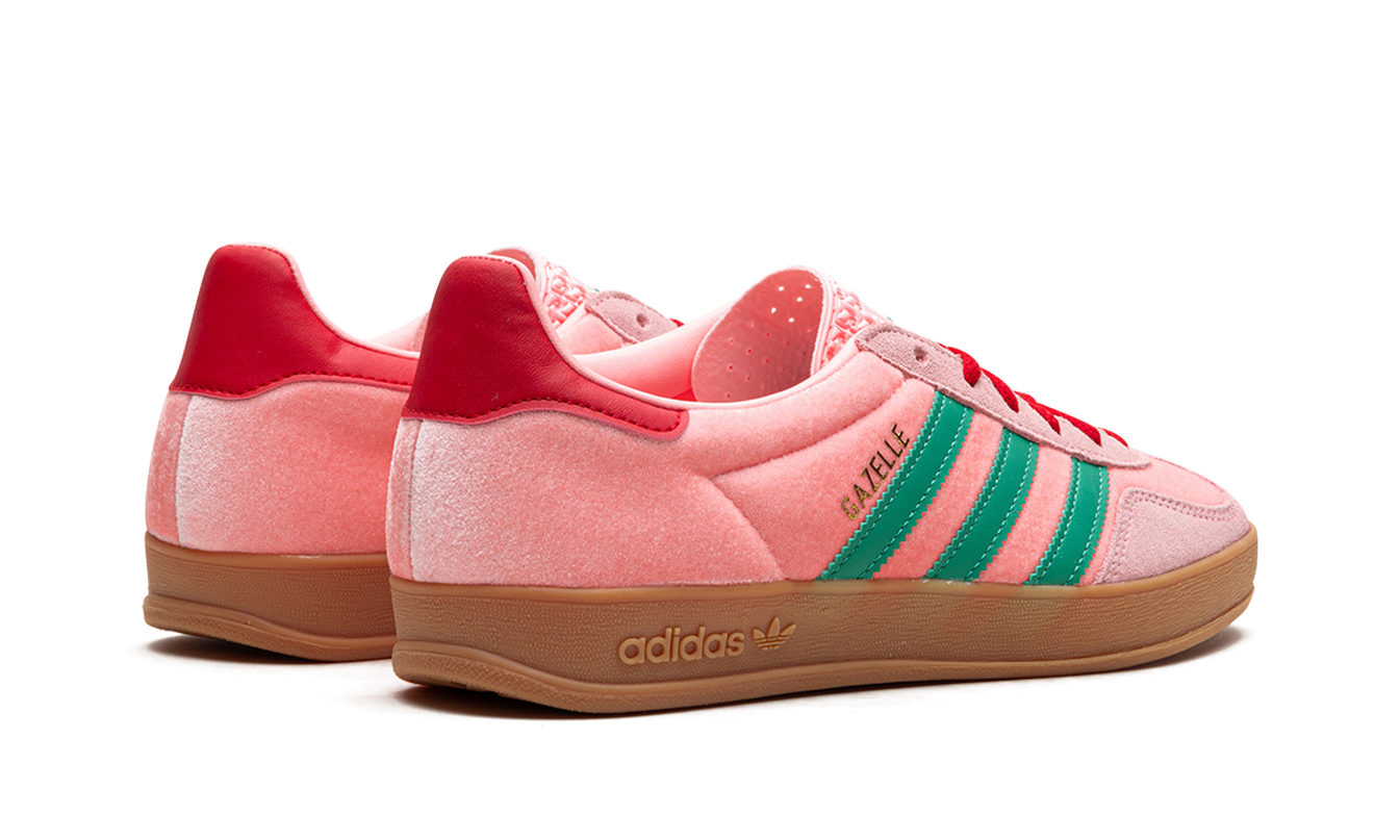 Sportieve Adidas Gazelle Indoor dames schoenen in roze velours met witte details, geschikt voor binnensporten en casual gebruik