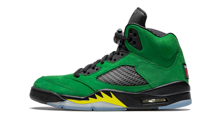 Zwarte Air Jordan 5 Retro SE "Oregon" sneakers met groene details en witte zool, zichtbaar op een witte achtergrond