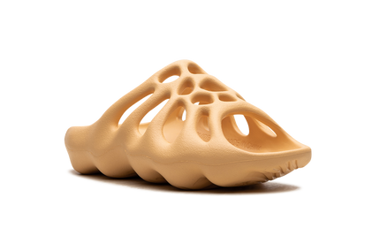 Witte Yeezy 450 slippers van Mijn winkel met soepele, comfortabele zool en minimalistisch ontwerp, zichtbaar op de afbeelding.