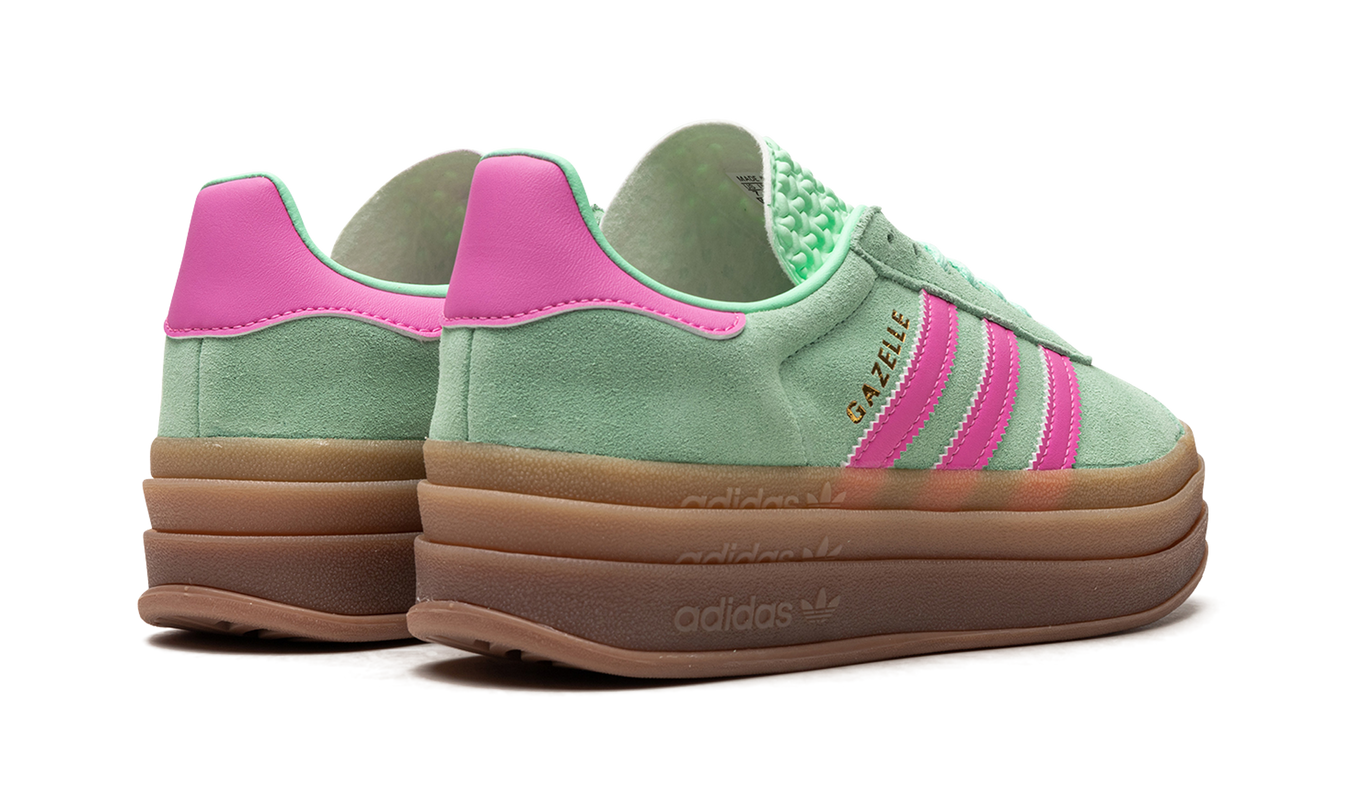 Dames sneakers Adidas Gazelle BOLD WMNS in Pulse Mint Pink met witte zool en roze details, zichtbaar in de afbeelding.