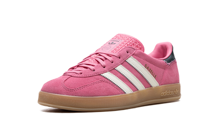 Dames Adidas Gazelle indoor schoenen in roze en groene kleur, comfortabel en stijlvol voor binnenactiviteiten.