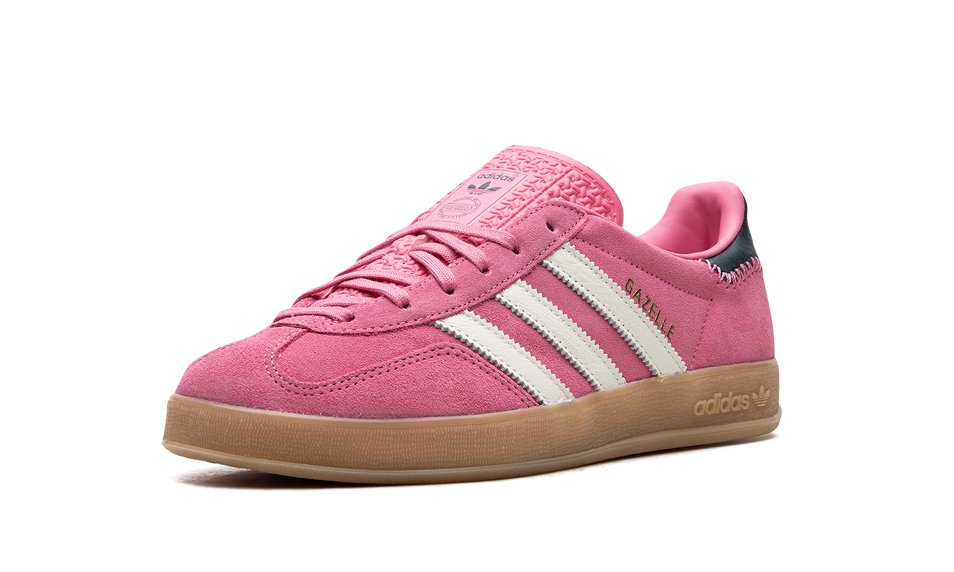 Dames Adidas Gazelle indoor schoenen in roze en groene kleur, comfortabel en stijlvol voor binnenactiviteiten.