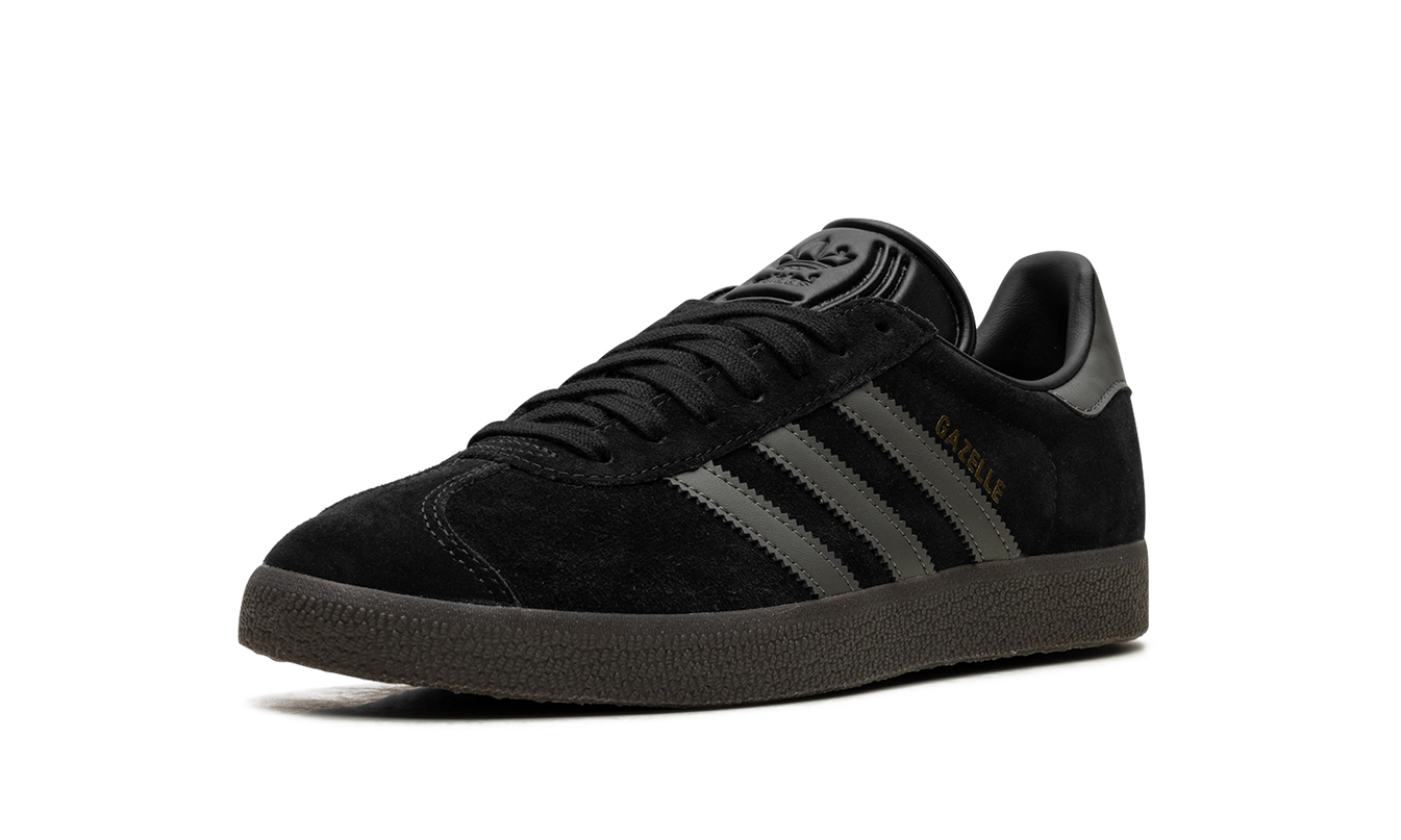 Zwarte Adidas Gazelle schoenen met gouden accenten, stijlvolle sneakers voor dames en heren, detailfoto.