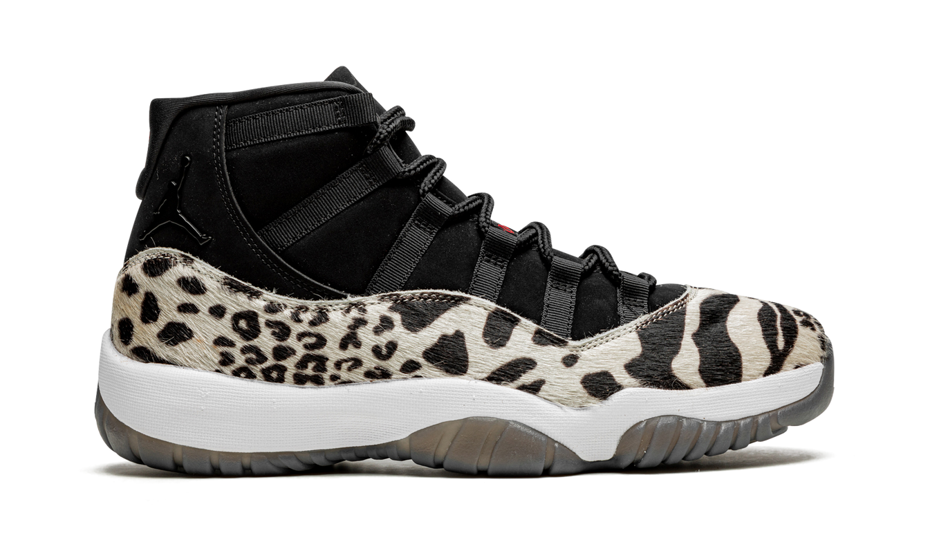 Dames Air Jordan 11 WMNS "Animal Instinct" schoenen met zwart en wit ontwerp en gedetailleerde diertjesprint.