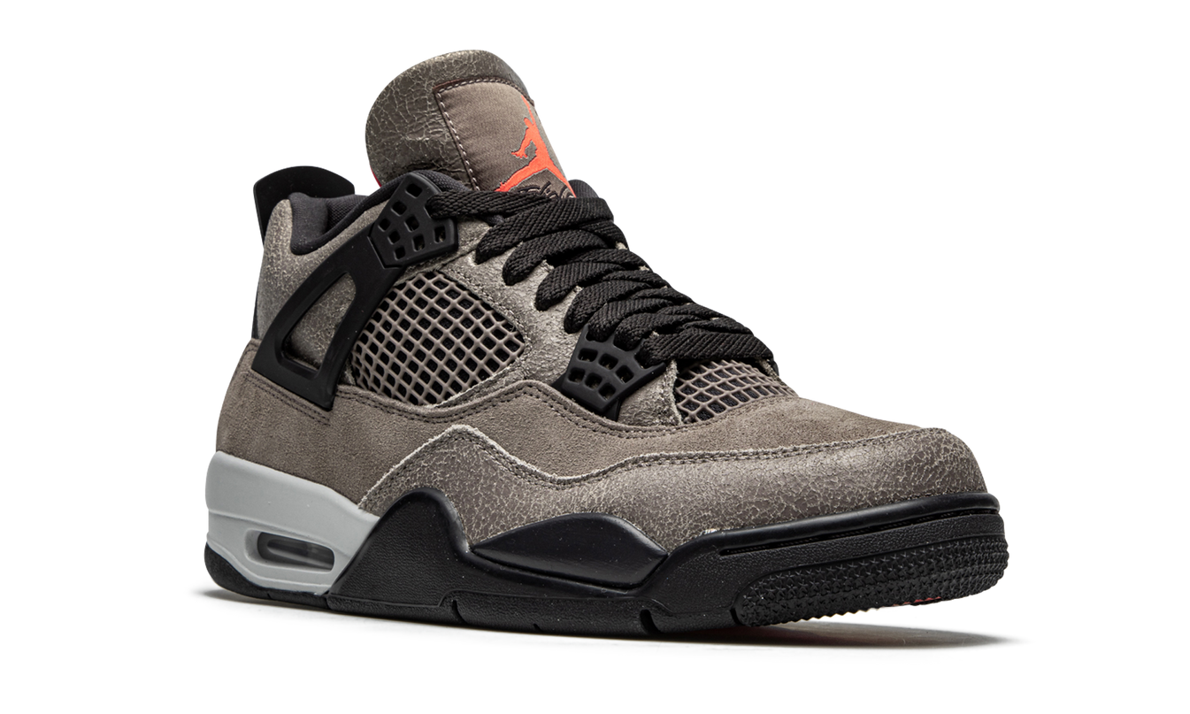 Lage foto van Air Jordan 4 Retro "Taupe Haze" sneakers, grijsbruine schoenen van het merk Mijn winkel, rechtsonderzicht