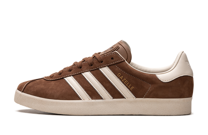 Bruine Adidas Gazelle schoenen met witte zool en merklogo, detailfoto van de sneakers op een witte achtergrond