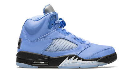 Zwarte en blauwe Air Jordan 5 Retro SE schoenen met witte details, zichtbaar van voren en zijaanzicht.