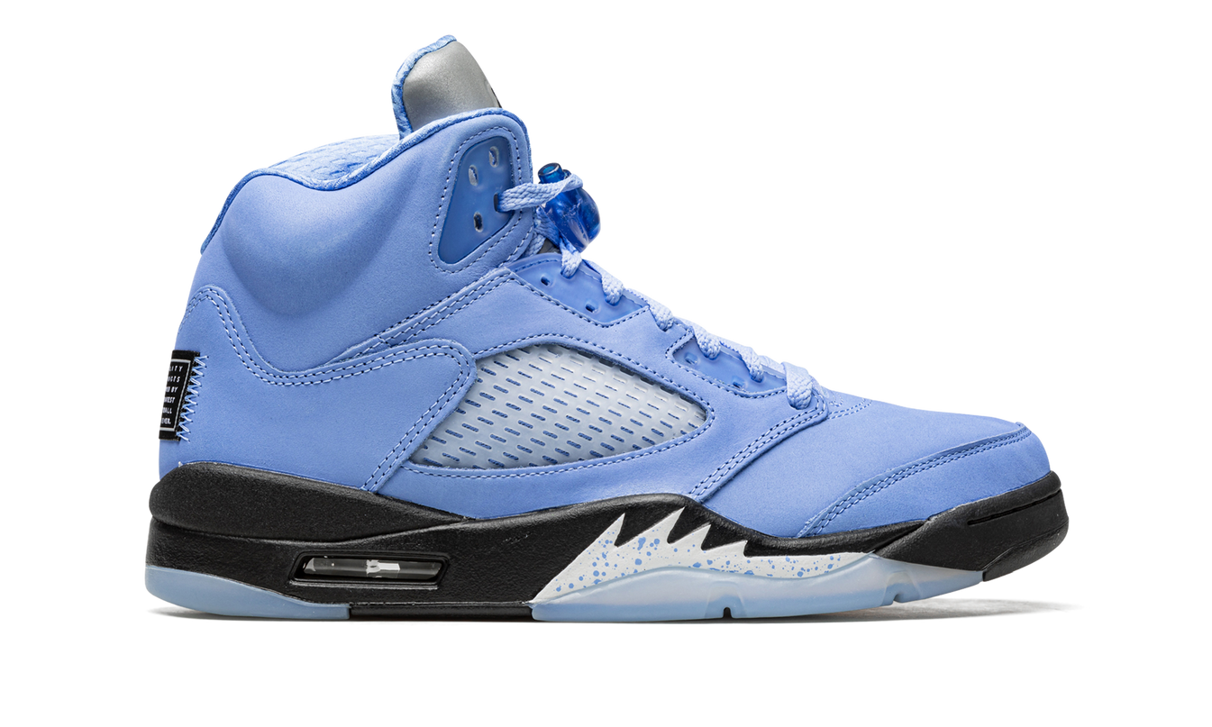 Zwarte en blauwe Air Jordan 5 Retro SE schoenen met witte details, zichtbaar van voren en zijaanzicht.