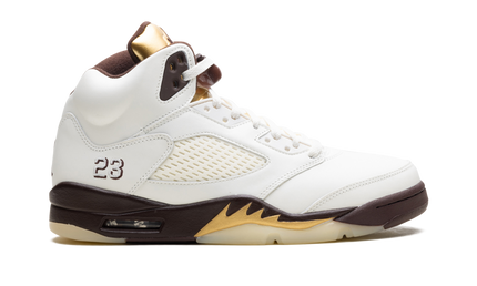 Witte Air Jordan 5 WMNS sneakers met gouden accenten en zwart details, zichtbaar in een close-up foto.