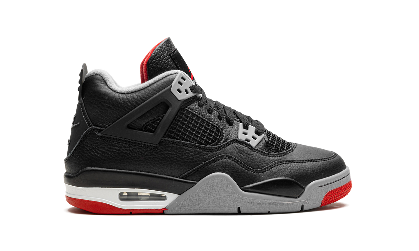 Sportieve Air Jordan 4 GS "Bred Reimagined" sneakers in zwart en rood met witte details, zichtbaar op de afbeelding.