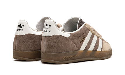 Adidas Gazelle Indoor schoenen in Earth Strata Magic Beige met suède bovenwerk en witte zool, geschikt voor binnengebruik.