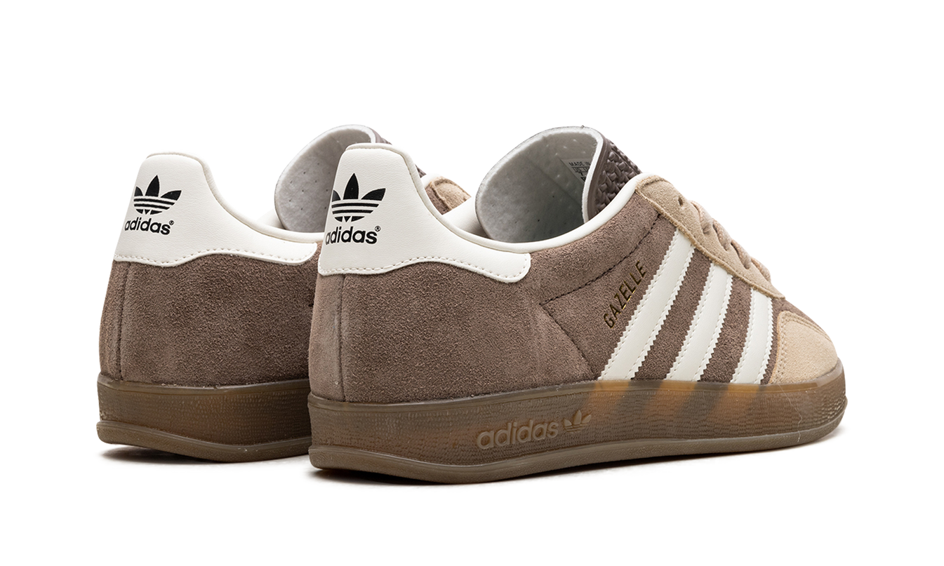 Adidas Gazelle Indoor schoenen in Earth Strata Magic Beige met suède bovenwerk en witte zool, geschikt voor binnengebruik.