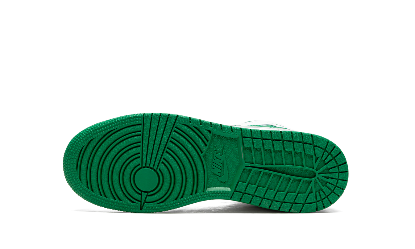 Witte en groene Air Jordan 1 Mid SE GS sneakers met grijze details, zichtbaar in close-up foto