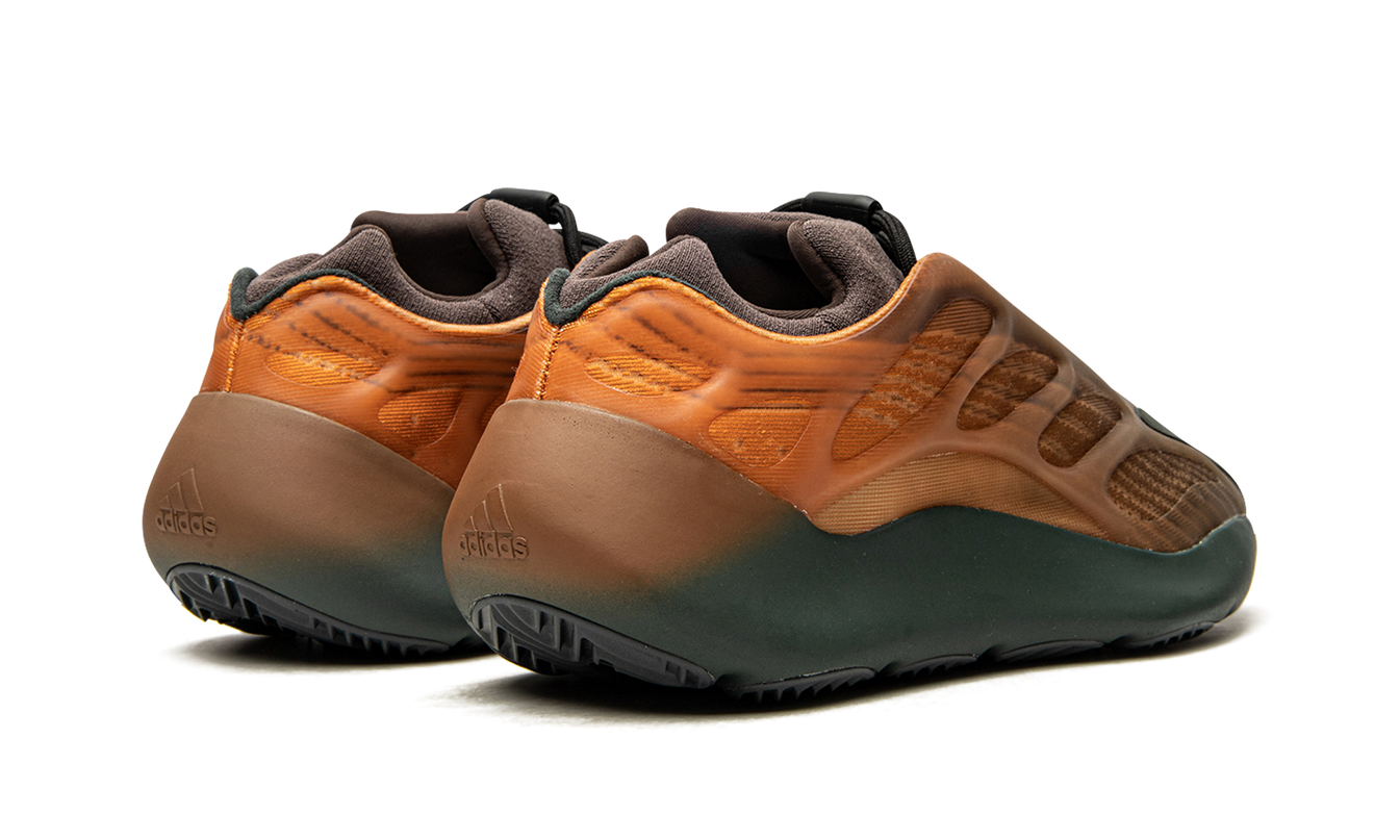 Dames sneakers Yeezy 700 V3 "Copper Fade" in oranje en bruin met sportieve details, zichtbaar op de afbeelding.