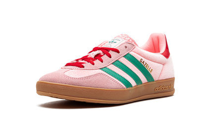 Roze velvet Adidas Gazelle Indoor damesschoenen met witte zool en sportieve uitstraling.