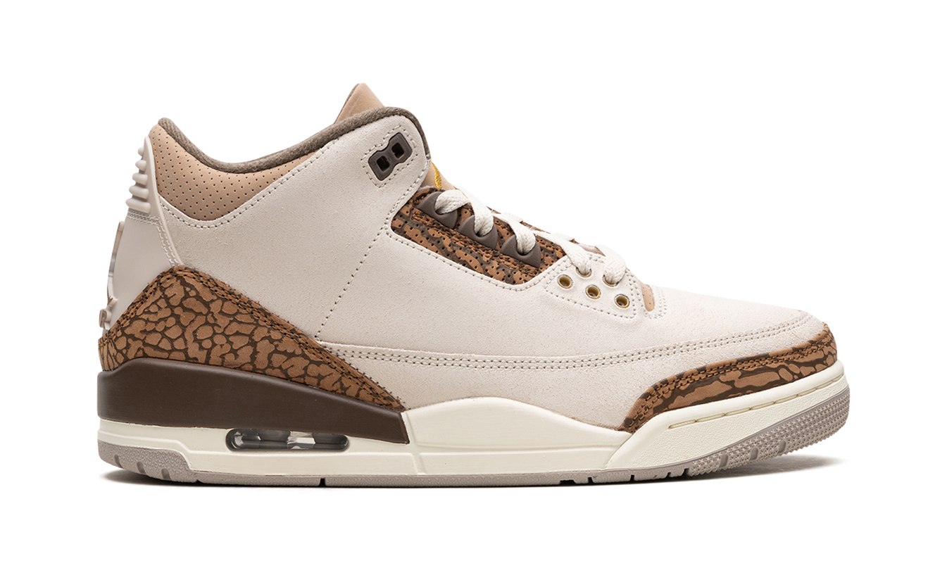 Witte en goudkleurige Air Jordan 3 sneakers met palomino details, overzicht van de schoenen met veters en iconisch ontwerp