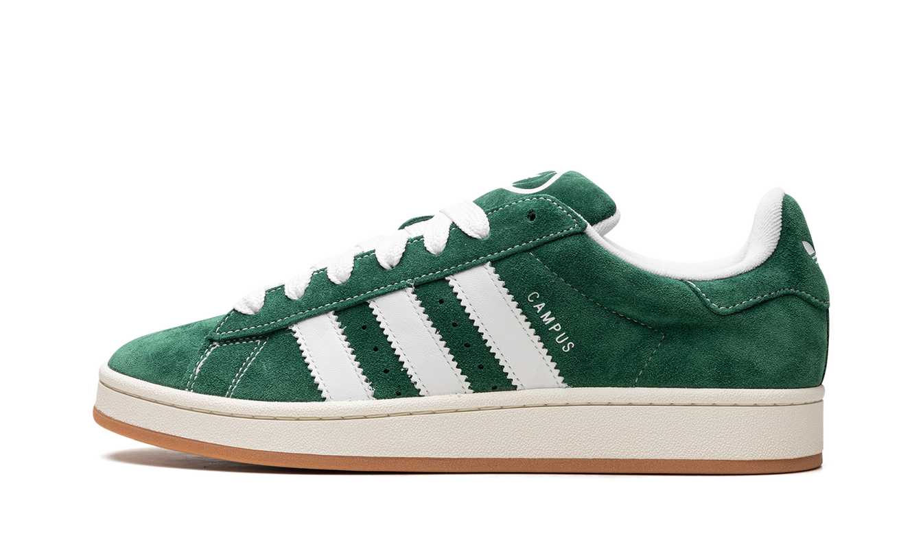 Donkere groene Adidas Campus 00s sneakers met witte zool en zwarte accenten, geschikt voor casual draagstijl.