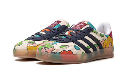 Adidas Gazelle Indoor schoenen in corduroy met Sean Wotherspoon ontwerp, lichtgekleurde sportschoenen voor binnen.