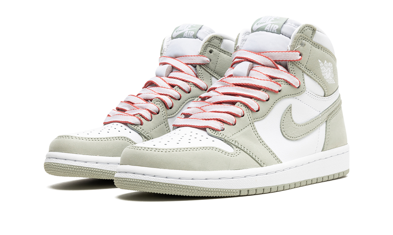 Witte en groene Air Jordan 1 HIGH OG WMNS sneakers met zeegroene details en witte leren bovenkant, zichtbaar in de afbeelding.