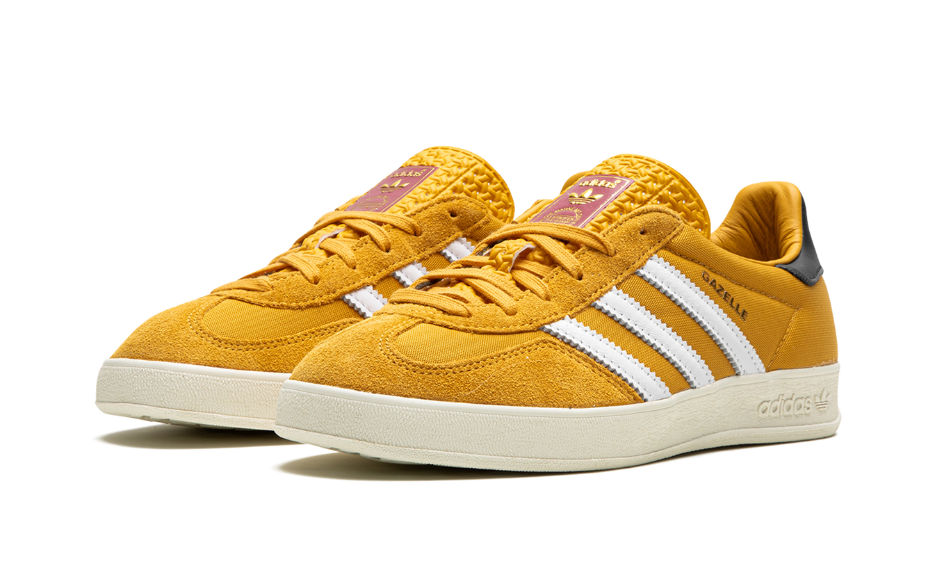 Geel Adidas Gazelle indoor sportschoenen voor dames, met suède bovenwerk en witte zool, geschikt voor binnenactiviteiten.