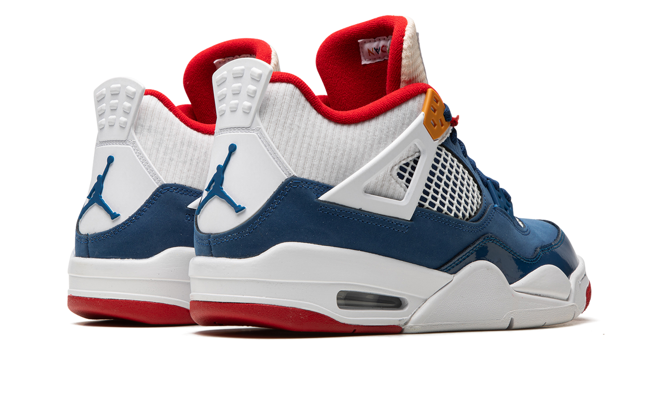 Lage afbeelding van de Air Jordan 4 GS "Messy Room" sneakers van Mijn winkel, met kleurrijk ontwerp en sportieve uitstraling.